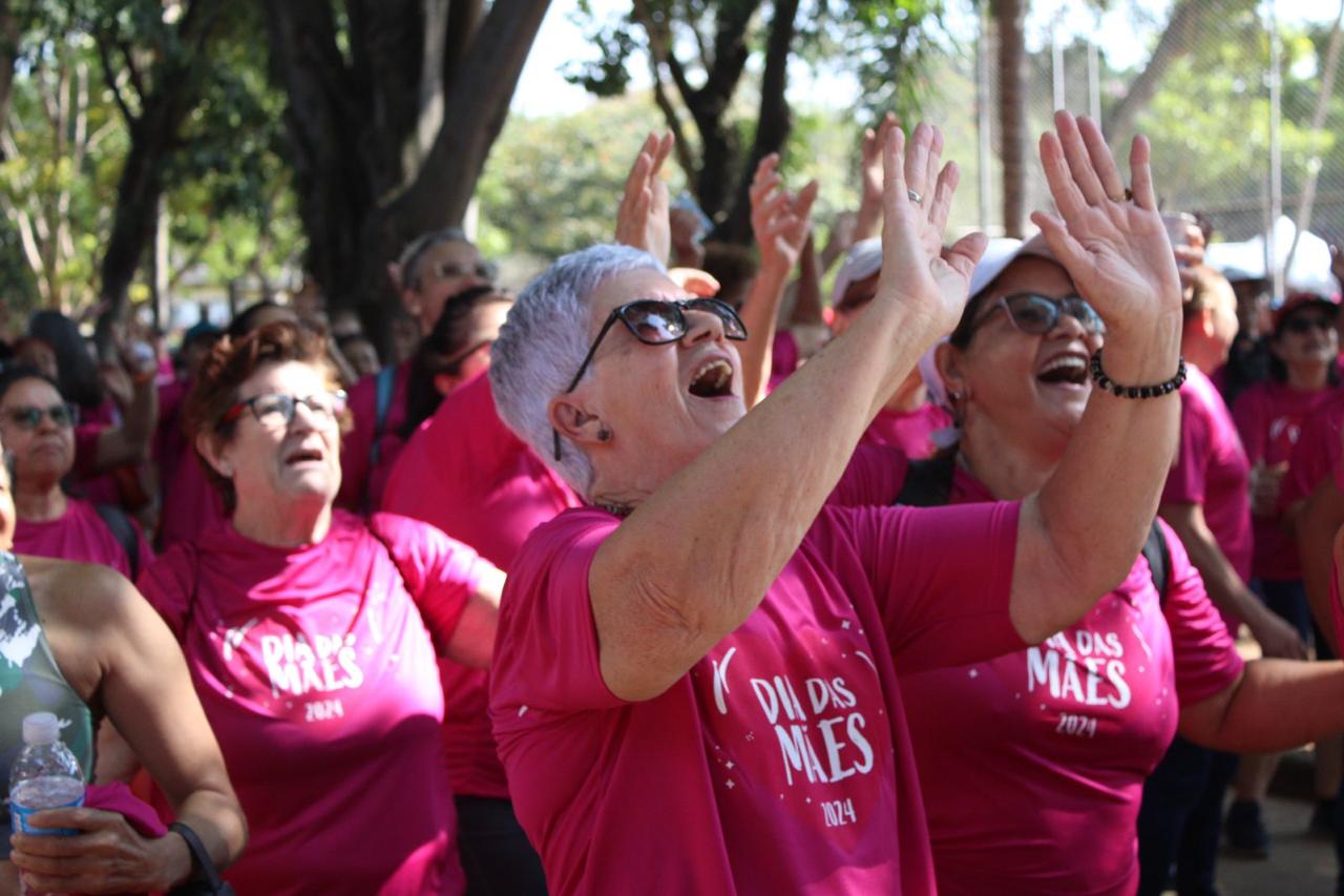 Na imagem, participantes da Caminhada de Dia das Mães.